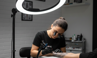 Dövme Stüdyoları İçin En İnce Detayı Gösteren Aydınlatma ve Ergonomi Rehberi